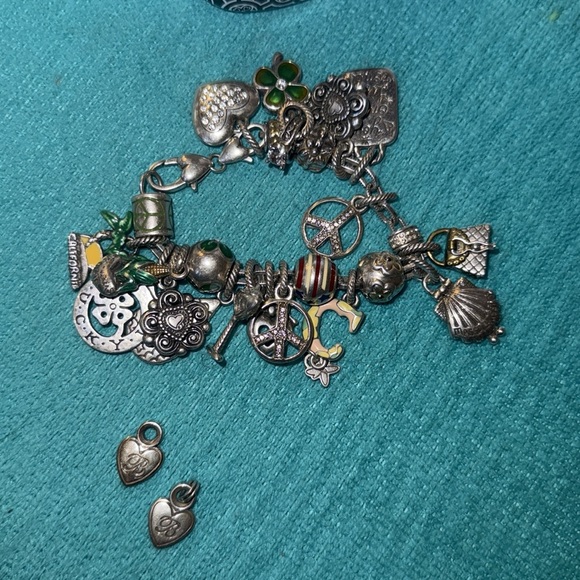 Vintage Brighton Charm bracelet with tin. 26 charms. 7.5 inches. - Picture 3 of 16